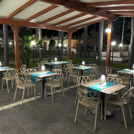 מלון Oasi Park 3*